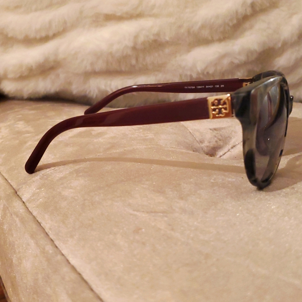 Tory Burch Stylish Tortoise Shell Sunglasses With Gold Logo - Picture 3 of 7